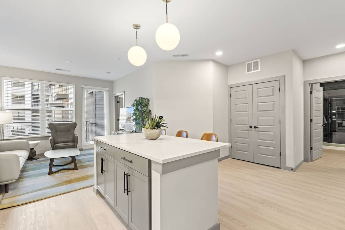 Premium One Bedroom Apartment | Cocina privada | Refrigerador, microondas, horno y parrilla de estufa
