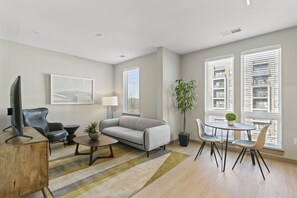 One Bedroom Apartment | Living room | 55-inch TV with digital channels, Netflix, Hulu - WhyHotel by Placemakr Columbia (Columbia)