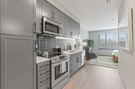 Studio Apartment | Private kitchen | Fridge, microwave, oven, stovetop