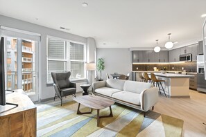 Fridge, microwave, oven, stovetop - WhyHotel by Placemakr Columbia (Columbia)