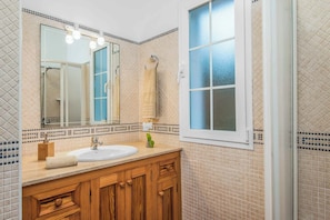 وحدات دش مع أحواض استحمام، مناشف