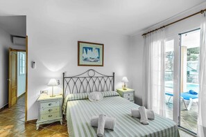 4 عدّة غرف نوم وواي فاي وملاءات أسرّة