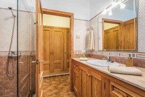 Combined shower/tub, towels