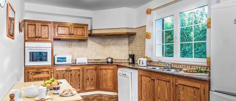 Réfrigérateur, four à micro-ondes, un four, lave-vaisselle