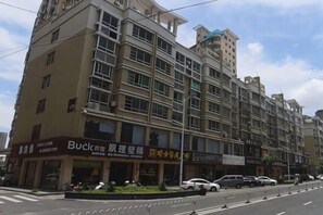 Ein mehrgeschossiges Gebäude mit Geschäftsflächen im Erdgeschoss, darunter ein Bekleidungsgeschäft von Buck's.