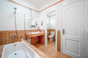 Combined shower/bathtub, bidet, towels