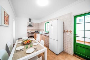 Kühlschrank, Mikrowelle, Ofen, Geschirrspüler