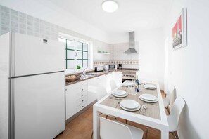 Een koelkast, een microgolfoven, een oven, een vaatwasser