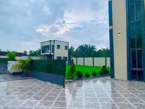 Habitación doble Deluxe de uso individual | Ropa de cama hipoalergénica, edredón y camas con pillow-top