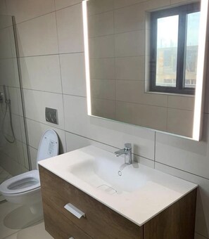 Habitación doble Deluxe de uso individual | Baño | Regadera, regadera tipo lluvia, amenidades de baño de diseñador, batas