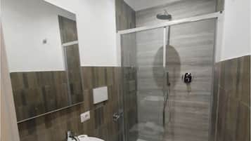 Chambre Double Classique pour 1 personne | Salle de bain | Douche, douche à « effet pluie », articles de toilette de luxe