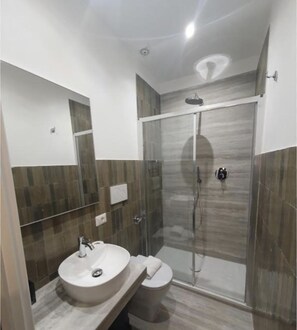 Habitación doble clásica de uso individual | Baño | Regadera, regadera tipo lluvia, amenidades de baño de diseñador, batas 