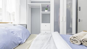Tabla de planchar con plancha, wifi gratis y ropa de cama