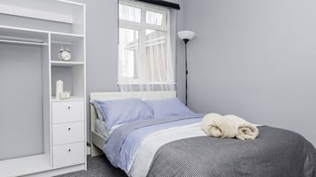 Tabla de planchar con plancha, wifi gratis y ropa de cama