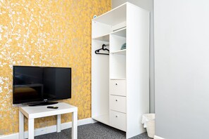 Tabla de planchar con plancha, wifi gratis y ropa de cama 