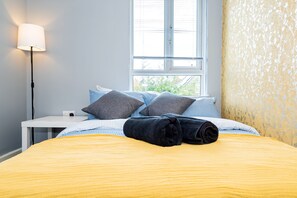 Tabla de planchar con plancha, wifi gratis y ropa de cama 