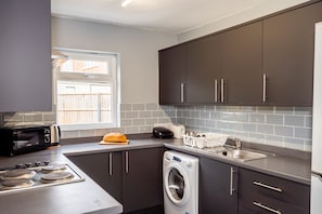 Fridge, microwave, oven, stovetop - Shirley House 3 Guest House Self Catering  (Southampton)