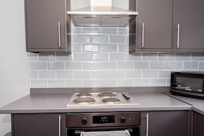 Fridge, microwave, oven, stovetop - Shirley House 3 Guest House Self Catering  (Southampton)