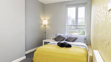 Tabla de planchar con plancha, wifi gratis, ropa de cama