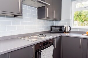 Frigorifero, microonde, forno, piano cottura