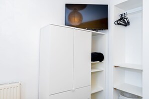 Tabla de planchar con plancha, wifi gratis, ropa de cama