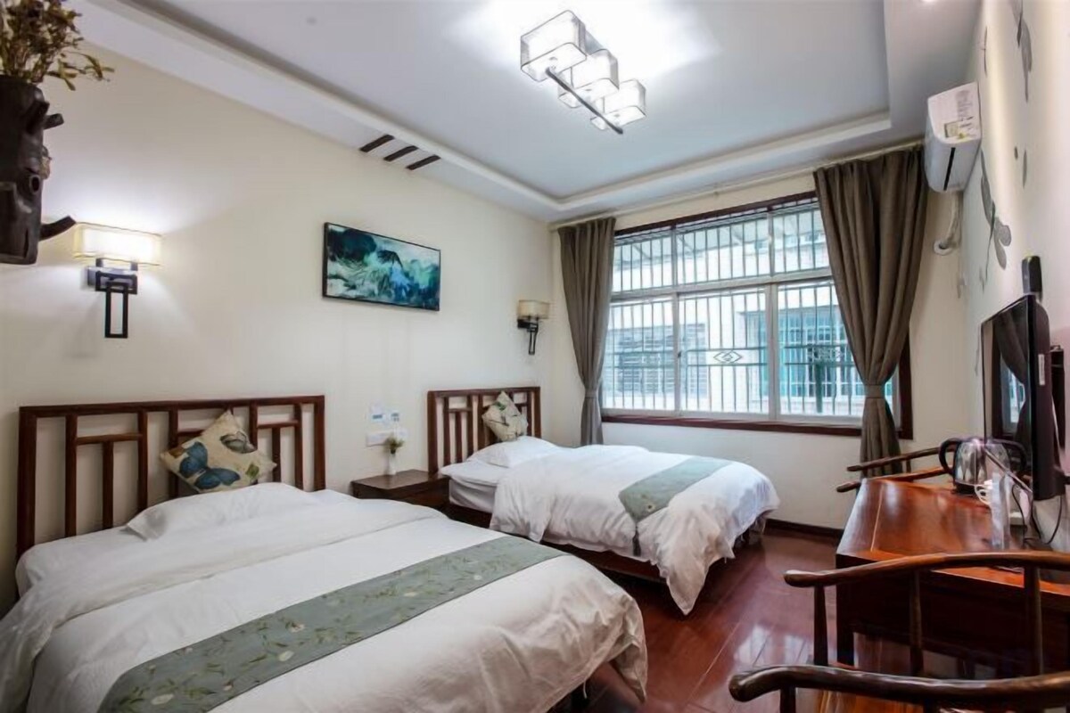 Comfy 2-bed Room