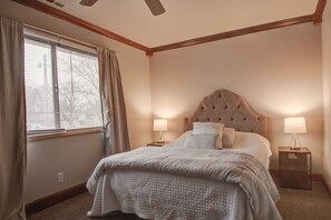 2 bedrooms, desk, WiFi, bed sheets