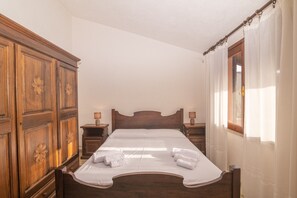 2 bedrooms, iron/ironing board, bed sheets