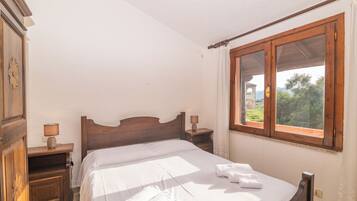 2 bedrooms, iron/ironing board, bed sheets