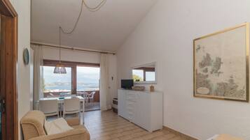 2 bedrooms, iron/ironing board, bed sheets