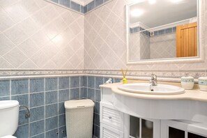 Bathtub, hair dryer, towels - Apartment 'El Tajo' with Sea Views, Private Terrace and Wi-Fi (Barbate)
