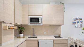 Een koelkast, een microgolfoven, een kookplaat