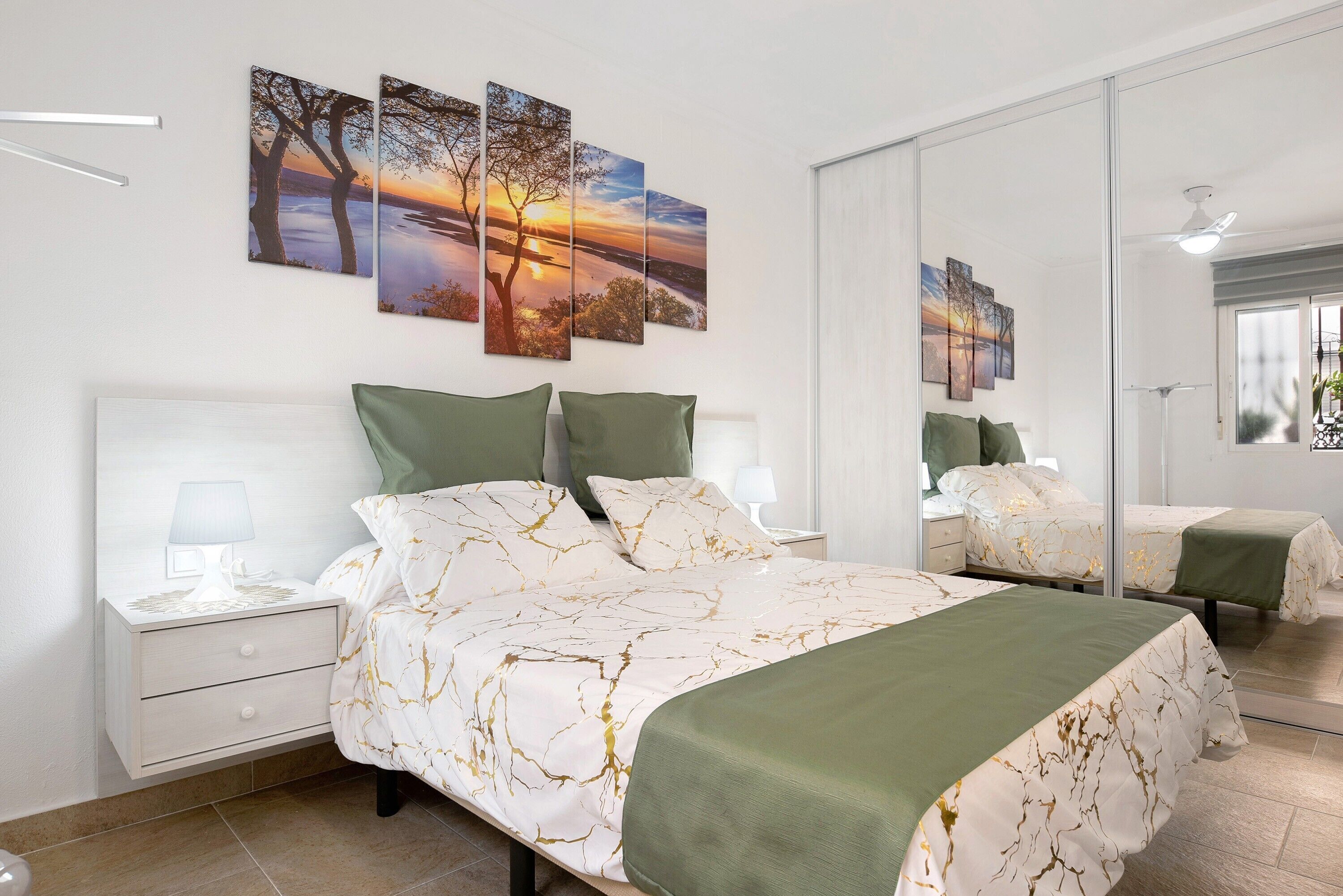 Tabla de planchar con plancha, wifi gratis, ropa de cama