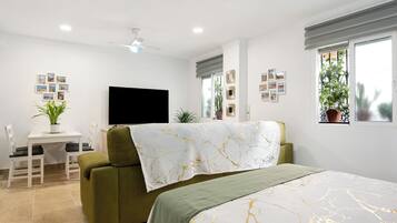 Een strijkplank/strijkijzer, gratis wifi, beddengoed