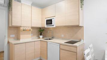 Jääkaappi, mikroaaltouuni, liesi, kahvin-/teenkeitin