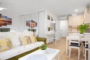 Living area - Studio Apartment "Loft Centro Historico Barbate" close to the Sea with Wi-Fi (Barbate)