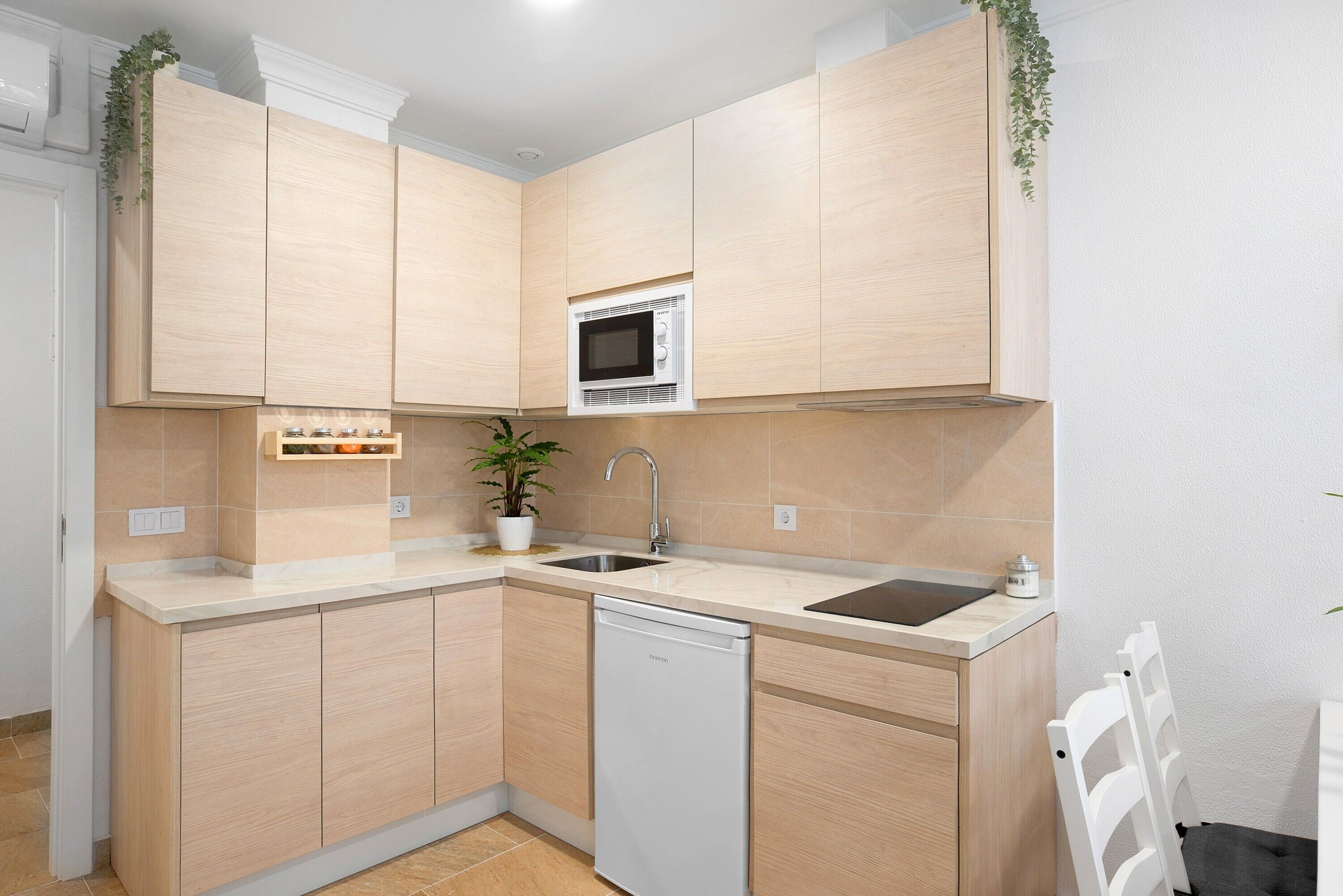 冷蔵庫、電子レンジ、コンロ、コーヒー / ティーメーカー