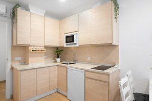 Fridge, microwave, stovetop, coffee/tea maker - Studio Apartment "Loft Centro Historico Barbate" close to the Sea with Wi-Fi (Barbate)