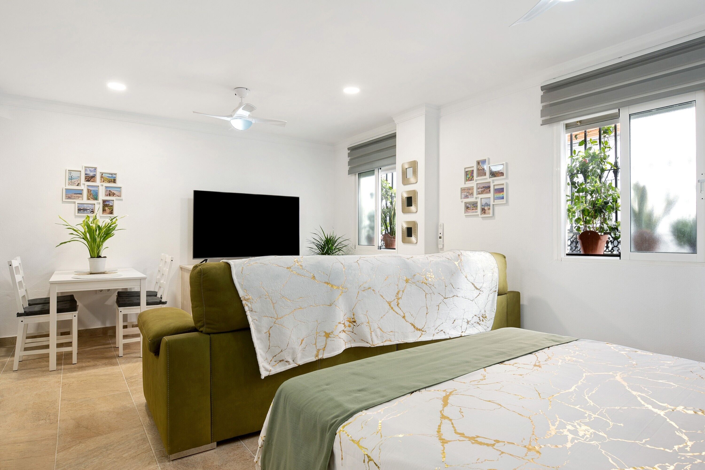 Tabla de planchar con plancha, wifi gratis, ropa de cama