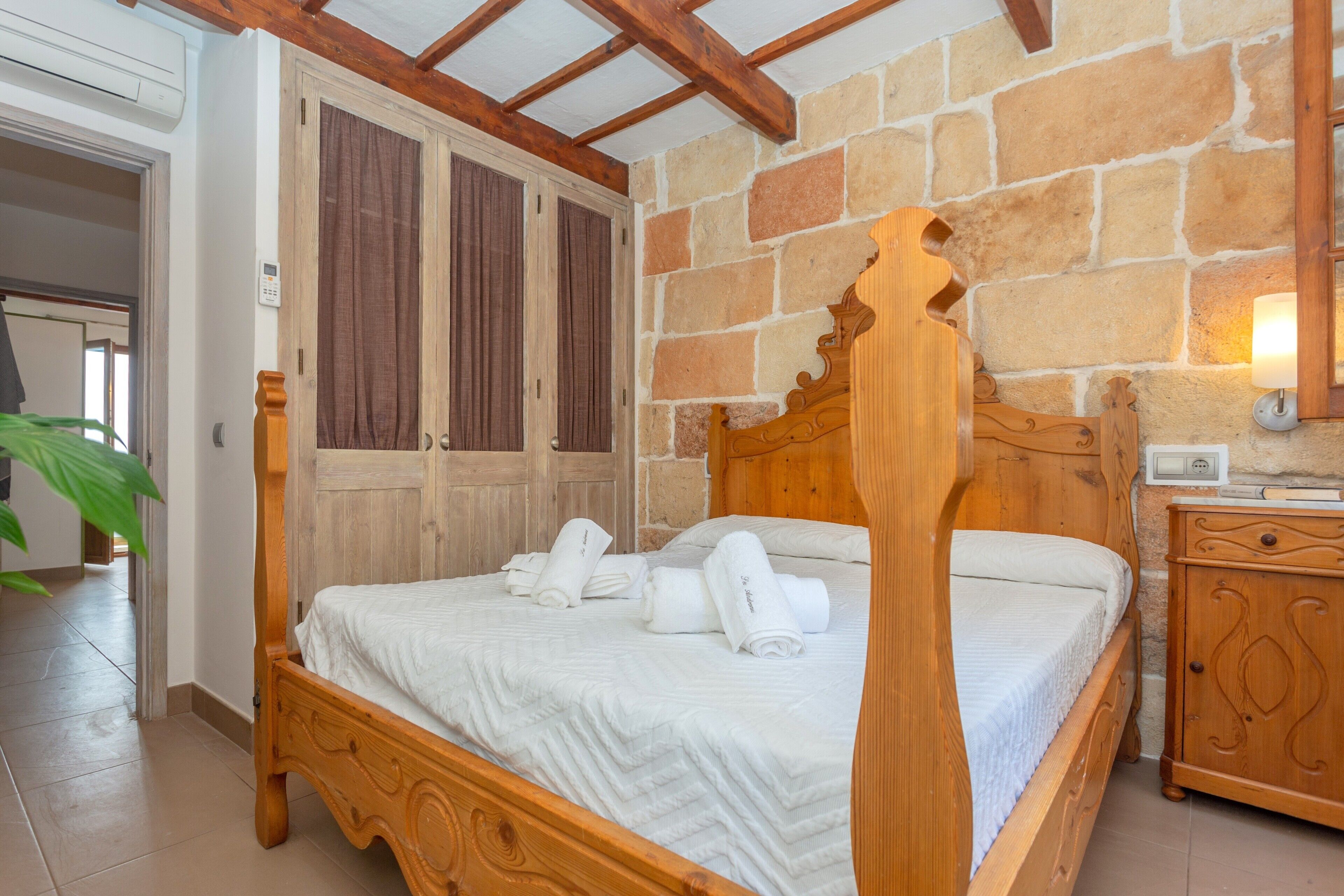 3 slaapkamers, een strijkplank/strijkijzer, gratis wifi, beddengoed