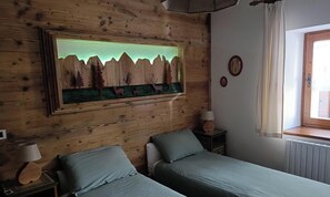 4 habitaciones, tabla de planchar con plancha y ropa de cama