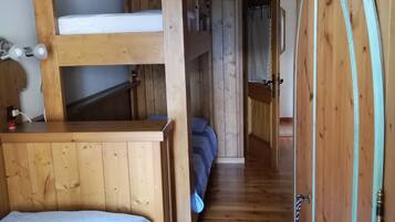 4 dormitorios, tabla de planchar con plancha, ropa de cama