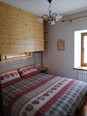 4 quartos, ferros/tábuas de passar roupa, roupa de cama