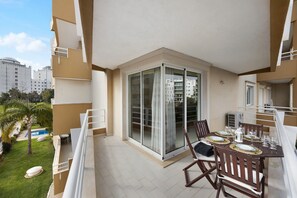 Outdoor dining - Apartment 'Casa Danúbio' with Shared Pool, Wi-Fi and Air Conditioning (Portimão)