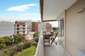 Outdoor dining - Apartment 'Casa Danúbio' with Shared Pool, Wi-Fi and Air Conditioning (Portimão)