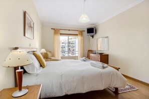 2 bedrooms, iron/ironing board, free WiFi, bed sheets - Apartment 'Casa Danúbio' with Shared Pool, Wi-Fi and Air Conditioning (Portimão)