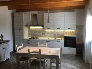 Frigorífico, microondas, horno y placa de cocina