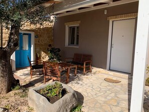 Terrace/patio - Holiday Home 'Domu Quesada' with Private Terrace, Wi-Fi and Air Conditioning (San Giovanni Suergiu)