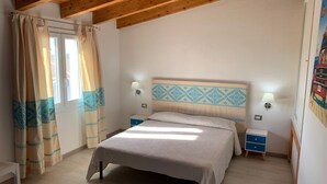 Een slaapkamer met een bed, gordijnen, nachtkastjes, wandlampen en een houten plafond.