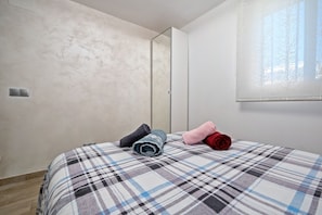1 habitación, tabla de planchar con plancha, wifi gratis y ropa de cama